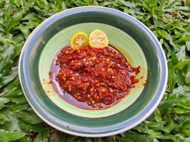 Yeşil otlu bir kase Sambal.