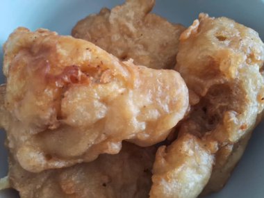 Gehu, un ile kızartılmış geleneksel Endonezya atıştırmalığı.