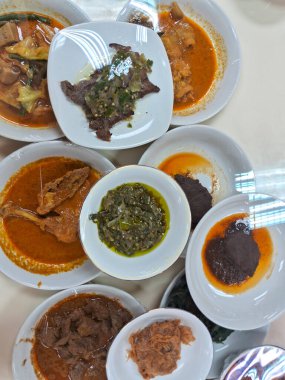 Hindistan cevizi sütü tabakları, acı biberli ızgara et, Padang, Sumatra kökenli geleneksel yemekler..