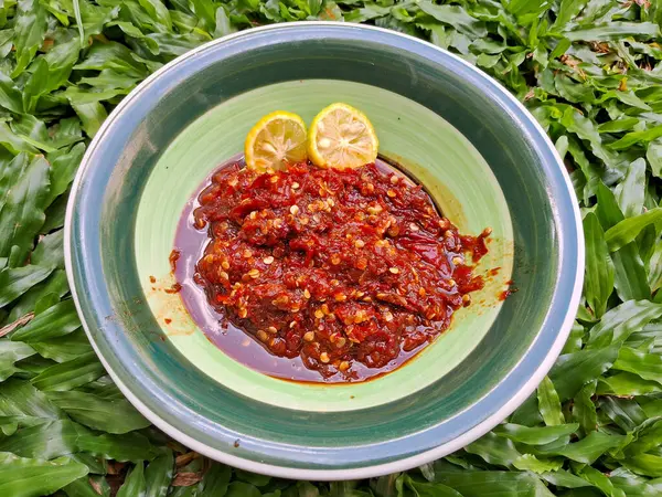 Yeşil otlu bir kase Sambal.