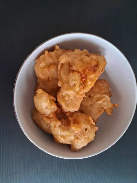 Gehu, un ile kızartılmış geleneksel Endonezya atıştırmalığı.