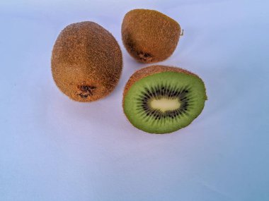 Taze yeşil kivi dilimleri, beyaz arka planda izole edilmiş..