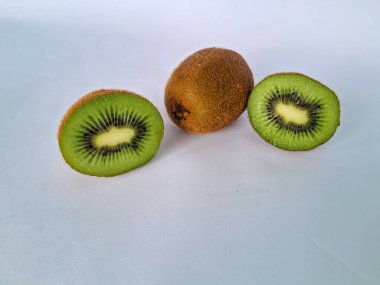Taze yeşil kivi dilimleri, beyaz arka planda izole edilmiş..