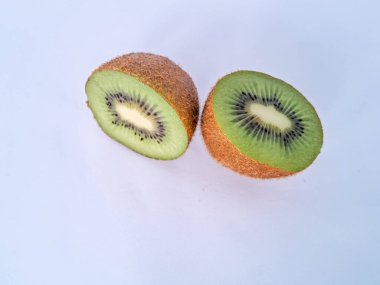 Taze yeşil kivi dilimleri, beyaz arka planda izole edilmiş..