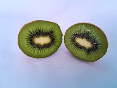 Taze yeşil kivi dilimleri, beyaz arka planda izole edilmiş..