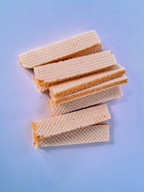 Beyaz arka planda izole edilmiş peynir aromalı wafer bisküvileri.