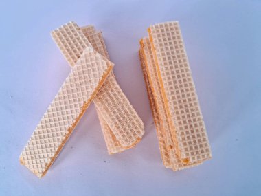 Beyaz arka planda izole edilmiş peynir aromalı wafer bisküvileri.