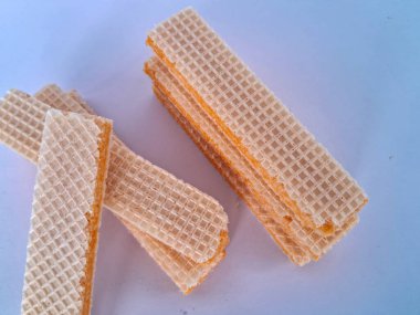 Beyaz arka planda izole edilmiş peynir aromalı wafer bisküvileri.