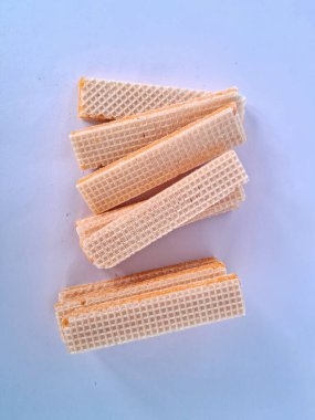 Beyaz arka planda izole edilmiş peynir aromalı wafer bisküvileri.