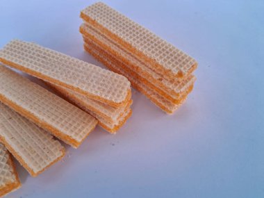Beyaz arka planda izole edilmiş peynir aromalı wafer bisküvileri.