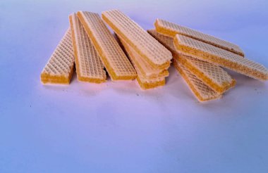 Beyaz arka planda izole edilmiş peynir aromalı wafer bisküvileri.