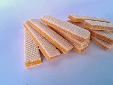 Beyaz arka planda izole edilmiş peynir aromalı wafer bisküvileri.
