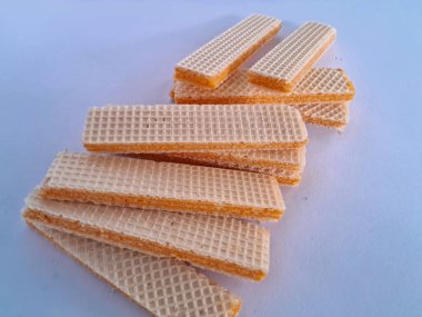 Beyaz arka planda izole edilmiş peynir aromalı wafer bisküvileri.