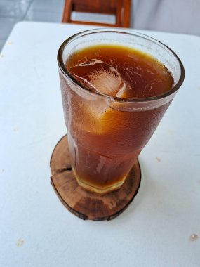 Limonata americano, limonla karıştırılmış beyaz bir arka planda bir bardakta bulunan bir americano.