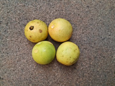 Bahçede kaya arka planlı yerel limon