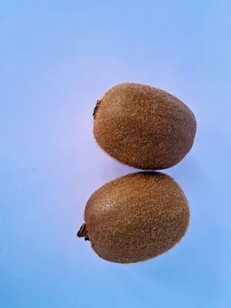 Taze yeşil kivi dilimleri, beyaz arka planda izole edilmiş..