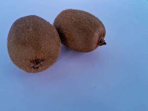 Taze yeşil kivi dilimleri, beyaz arka planda izole edilmiş..