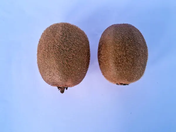 Taze yeşil kivi dilimleri, beyaz arka planda izole edilmiş..