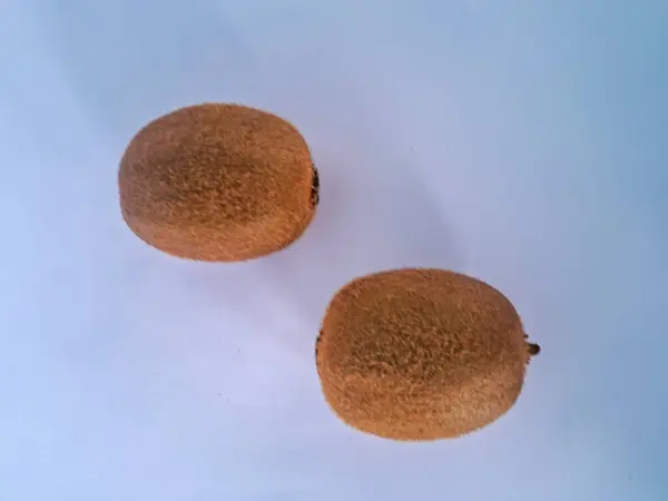 Taze yeşil kivi dilimleri, beyaz arka planda izole edilmiş..