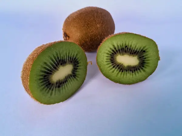 Taze yeşil kivi dilimleri, beyaz arka planda izole edilmiş..