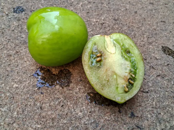 Yerel yeşil domatesler bahçede sallanıyor