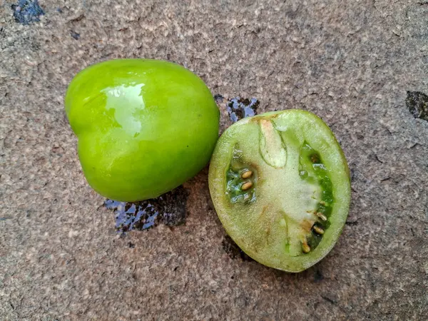 Yerel yeşil domatesler bahçede sallanıyor