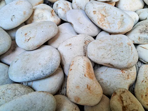 Tropikal evler, kafeler, restoranlar ve ticari binalardaki dış ve manzara alanlarında kaldırım yapmak için küçük beyaz taş malzemeler