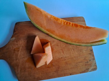 beyaz zemin üzerine taze kavun dilimleri.