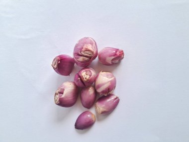 bir grup arpacık soğanı beyaz bir arkaplan izole etti