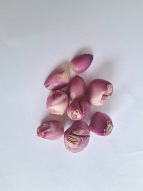 bir grup arpacık soğanı beyaz bir arkaplan izole etti