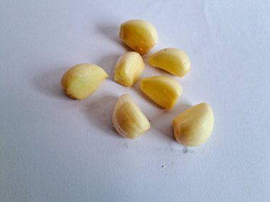 Bir grup sarımsak beyaz bir arkaplanı izole etti