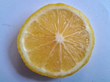 limon dilimleri, izole edilmiş beyaz bir arkaplan