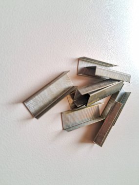 Keskin metal zımba beyaz arka planda izole edilmiş.