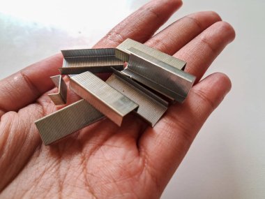 Keskin metal zımba beyaz arka planda izole edilmiş.