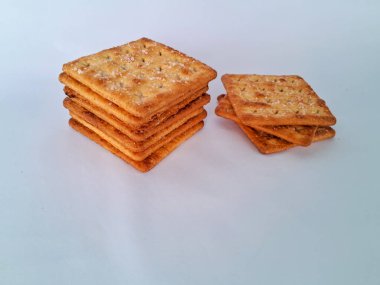 Bir yığın kare şeklinde bisküvi beyaz arka planda izole edilir