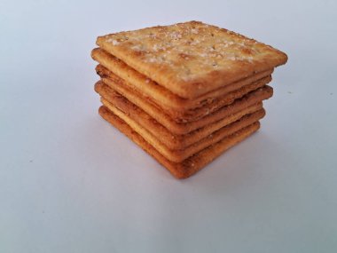 Bir yığın kare şeklinde bisküvi beyaz arka planda izole edilir