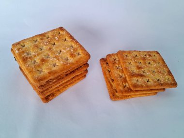 Bir yığın kare şeklinde bisküvi beyaz arka planda izole edilir