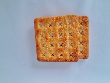 Bir yığın kare şeklinde bisküvi beyaz arka planda izole edilir