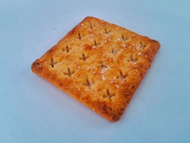 Bir yığın kare şeklinde bisküvi beyaz arka planda izole edilir