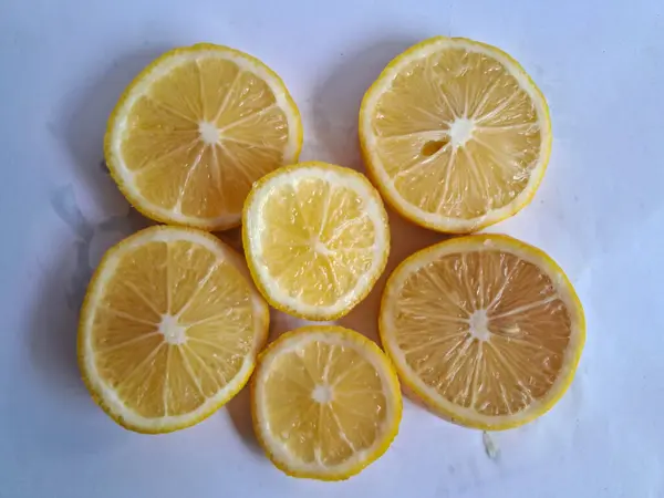 limon dilimleri, izole edilmiş beyaz bir arkaplan