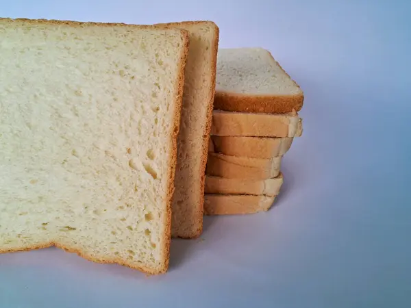 Beyaz ekmek, beyaz bir arka plan üzerinde izole