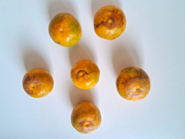 Beyaz arkaplanda taze mandalinalar