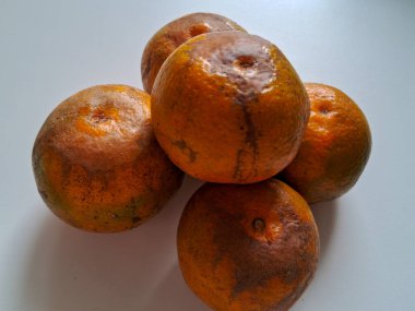 beyaz arkaplanda izole edilmiş taze portakal meyvesi