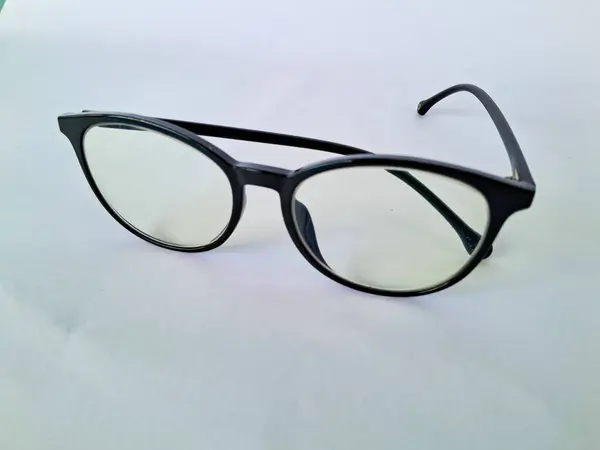 Beyaz arka planda izole edilmiş siyah gözlükler.