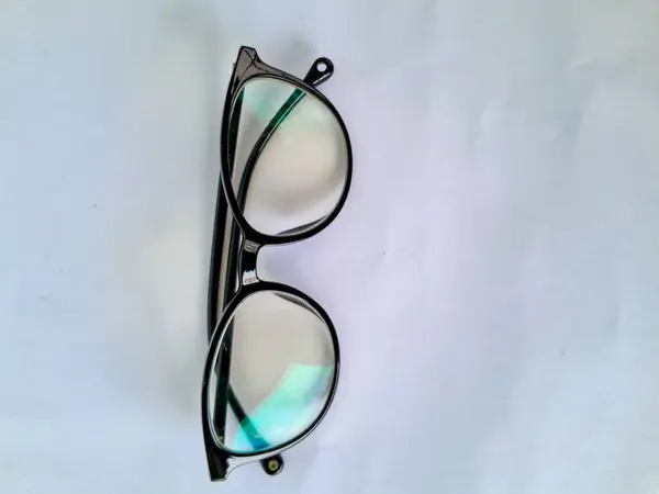 Beyaz arka planda izole edilmiş siyah gözlükler.