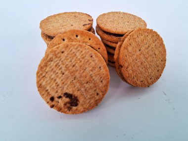 Nefis sandviç bisküvileri, kremalı çikolata dolgulu, mükemmel istiflenmiş ve tatlı bir atıştırmalık için hazır, beyaz bir arka plan izole edilmiş.