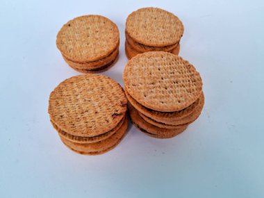 Nefis sandviç bisküvileri, kremalı çikolata dolgulu, mükemmel istiflenmiş ve tatlı bir atıştırmalık için hazır, beyaz bir arka plan izole edilmiş.