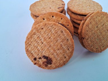 Nefis sandviç bisküvileri, kremalı çikolata dolgulu, mükemmel istiflenmiş ve tatlı bir atıştırmalık için hazır, beyaz bir arka plan izole edilmiş.