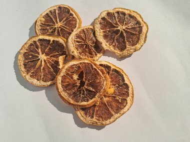 Kurutulmuş limon dilimleri beyaz bir arkaplan izole etti