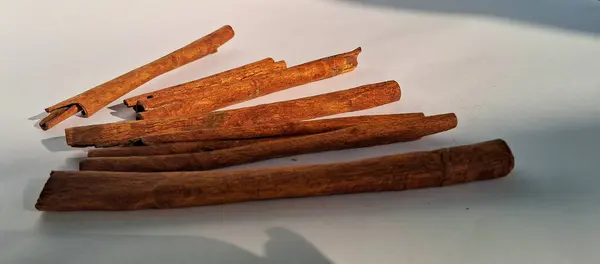 Tarçın beyaz arkaplan fotografı biçimlerini izole etti